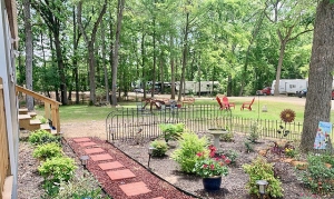Landscaped grounds at Songbird RV Park