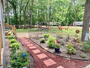 landscaped grounds at Songbird RV Park near Palestine TX